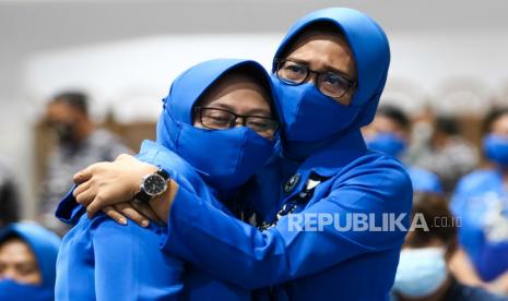 Keluarga prajurit TNI Angkatan Laut menangis berpelukan saat kunjungan Menteri Koordinator Bidang Pembangunan Manusia dan Kebudayaan (Menko PMK) Muhadjir Effendy dan Menteri Sosial Tri Rismaharini di Koarmada II, Surabaya, Jawa Timur, Ahad (25/4/2021). Kehadiran Menteri Koordinator Bidang Pembangunan Manusia dan Kebudayaan (Menko PMK) Muhadjir Effendy dan Menteri Sosial Tri Rismaharini itu dalam rangka penguatan dan dukungan moril bagi keluarga ABK KRI Nanggala 402. 