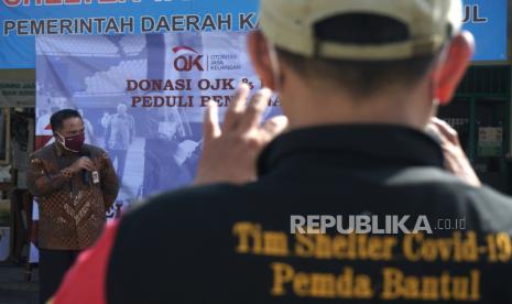 Kepala OJK Daerah Istimewa Yogyakarta (DIY) Parjiman memberikan pemaparan saat penyaluran bantuan OJK untuk penanganan COVID-19 di Shelter Tangguh COVID-19 RS Patmasuri, Panggungharjo, Sewon, Bantul, D.I Yogyakarta, Rabu (21/07/2021). Otoritas Jasa Keuangan (OJK) bekerjasama dengan Industri Jasa Keuangan (IJK) menyalurkan bantuan kepada Komunitas Sambatan Jogja (Sonjo) berupa uang sebesar Rp150 juta untuk penyediaan dukungan penganganan COVID-19 seperti APD level 3, wearpack level 2, vitamin dan Kasur serta kebutuhan lain yang diperlukan untuk shelter-shelter dan tim relawan di DIY. 