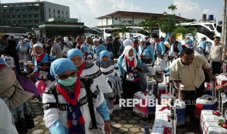 Jamaah Haji Kloter Pertama Debarkasi Lampung Tiba di Tanah Air