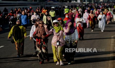 Sejumlah peserta perempuan berkebaya Indonesia melakukan gerak jalan mengenakan busana kebaya saat Hari Bebas Kendaraan Bermotor (HBKB) di Jakarta, Ahad (19/6/2022). Kegiatan tersebut dalam rangka pelestarian kebaya sebagai warisan leluhur sekaligus mendaftarkan kebaya ke UNESCO sebagai warisan budaya tak benda asal Indonesia. Menlu Retno Marsudi mendukung perempuan gunakan kebaya untuk berolahraga di CFD. Republika/Thoudy Badai