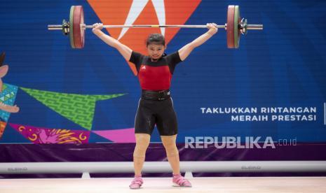 Lifter putri Jawa Barat Alfiah R Tsabitha mengangkat beban pada kelas 59 kg Putri PON Papua di Auditorium Universitas Cenderawasih, Kota Jayapura, Papua, Kamis (7/10)..