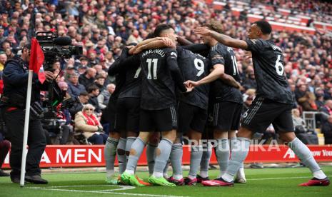 Para pemain Arsenal melakukan selebrasi usai mencetak gol pembuka dalam laga lanjutan Liga Inggris di Stadion Anfield pada Ahad (9/4/2023) malam WIB.