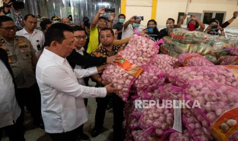 Kabareskrim Polri Komjen Pol Listyo Sigit Prabowo (kedua kiri) didampingi Dirut PT Food Station Tjipinang Jaya Arief Prasetyo Adi (ketiga kiri) meninjau ketersediaan bawang putih di gudang PT Food Station Tjipinang Jaya (ilustrasi)