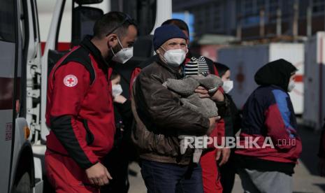 Pengungsi dari Lviv, Ukraina, tiba di markas Palang Merah di Roma, Selasa, 22 Maret 2022. Kantor Kejaksaan Ukraina pada Sabtu (26/3/2022) mencatat 136 anak-anak tewas akibat perang yang bergejolak