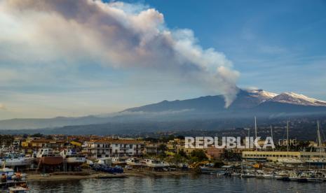 Wadah Anggur Ditemukan di Daerah Kekuasaan Islam Sisilia. Asap mengepul dari gunung berapi Gunung Etna seperti yang terlihat dari Riposto, Sisilia.