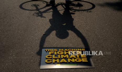 Aktivis Greenpeace membentangkan poster dan spanduk dalam aksi memperingati Hari Lingkungan Hidup Sedunia dan Hari Sepeda Sedunia di Jalan Sudirman, Semanggi, Jakarta, Ahad (5/6/2022). Aksi bersama Greenpeace dan Bike2Work tersebut bertujuan mendorong agar sepeda menjadi solusi pembangunan rendah karbon dan Jakarta menjadi kota ramah bagi pengguna sepeda.