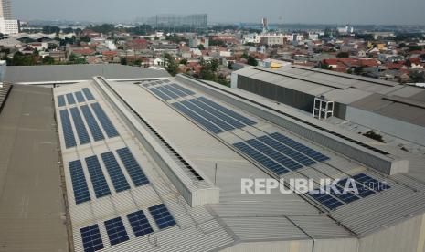 Foto udara panel surya di atap pabrik Schneider Electric di Cikarang, Kabupaten Bekasi, Jawa Barat.