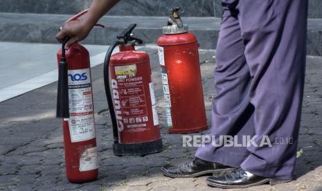 Petugas Diskar PB Kota Bandung memberikan penjelasan penggunaan alat pemadam api ringan (APAR) di salah satu pusat perbelanjaan di Jalan Sumatera, Kota Bandung, Jawa Barat, Selasa (25/7/2023). Diskar PB Kota Bandung bersama pengelola pusat perbelanjaan menggelar simulasi penanganan kebakaran bagi pegawai guna memberikan pemahaman dan tata cara penanganan pertama memadamkan api ketika terjadi kebakaran di pusat perbelanjaan.