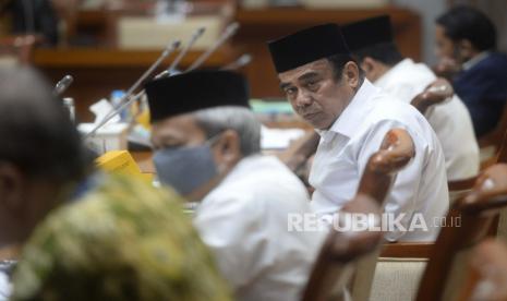 Menteri Agama, Fachrul Razi, memastikan penceramah bersertifikat akan diberlakukan untuk semua agama. 