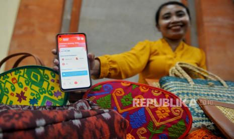 Pelaku UMKM menunjukan cara transaksi digital.