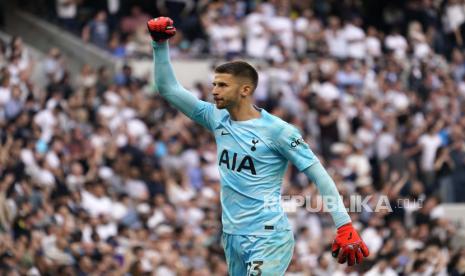 Kiper Tottenham Hotspur Guglielmo Vicario merayakan gol bunuh diri Manchester United dalam pertemuan kedua tim di Liga Primer Inggris