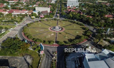 Foto udara suasana sepi di simpang enam bundaran besar saat penutupan ruas jalan pusat kota Palangkaraya, Kalimantan Tengah, Jumat (9/7/2021). Penutupan sejumlah ruas titik jalan protokol di pusat kota tersebut untuk mengurangi pergerakan mobilitas dan penegakan aturan Pemberlakuan Pembatasan Kegiatan Masyarakat (PPKM) Mikro guna menekan angka penularan COVID-19 yang semakin meningkat.  