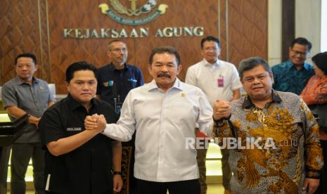 Jaksa Agung Sanitar Burhanuddin (tengah) bersama Menteri BUMN Erick Thohir (kiri) dan Kepala Badan Pengawasan Keuangan dan Pembangunan (BPKP) Muhammad Yusuf Ateh (kanan) berfoto bersama usai menyampaikan keterangan dalam konferensi pers di Gedung Kejaksaan Agung RI, Jakart, Selasa (3/10/2023). Konferensi pers tersebut dalam rangka menyampaikan keterangan terkait penyerahan hasil audit dana pensiun BUMN yang bermasalah untuk ditindaklanjuti oleh Kejaksaan Agung RI. Dari 48 dana pensiun BUMN yang diaudit, terdapat 4 dana pensiun yang bermasalah dengan total dugaan kerugian negara mencapai Rp300 miliar. Erick mengungkapkan hampir 70 persen dana pensiun yang dikelola oleh BUMN berada dalam kondisi yang tidak sehat.