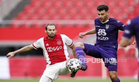  Daley Blind saat membela Ajax (Kiri) 