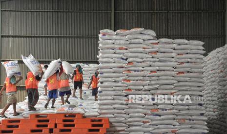 Pekerja mengakut beras Bulog di kompleks pergudangan modern Perum Bulog, Kelapa Gading, Jakarta, Sabtu (30/12/2023).