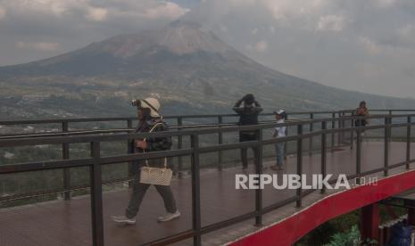 Pengunjung berada di kawasan wisata Museum Vulkanologi Ketep Pass, Magelang, Jawa Tengah, Senin (9/10/2023). Selain untuk memberikan wawasan dan sejarah mengenai Gunung Merapi, kawasan wisata edukasi vulkanologi tersebut juga menyuguhkan pemandangan Gunung Merapi dan Gunung Merbabu.  