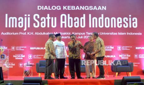 Menkopolhukam Mahfud MD (tengah), Ketua Umum PBNU Yahya Cholil Staquf (kedua dari kiri), Rektor Universitas Islam Indonesia Fathul Wahid (kiri), Rektor UIN Sunan Kalijaga Musa Asyarie (kedua kanan), dan moderator Pemred Republika Irfan Djunaidi sebelum dialog kebangsaan di Auditorium Abdulkahar Mudzakkir Universitas Islam Indonesia, Yogyakarta, Selasa (26/7/2022). Dalam dialog kebangsaan ini membahas tema imaji satu abad Indonesia. Membicarakan bagaimana proyeksi Indonesia dalam satu abad mendatang dengan tantangan dan keuntungan yang dimiliki.