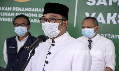 Gubernur Jawa Barat Ridwan Kamil memberikan keterangan kepada wartawan saat kunjungan kerja Kepala Staf Kepresidenan di Gedung Pakuan, Jalan Cicendo, Kota Bandung, Jumat (4/12). Dalam kunjungan kerjanya di Kota Bandung, Kepala Staf Kepresidenan Moeldoko mendengar sekaligus membahas penanganan pandemi Covid-19 khususnya di Jawa Barat dengan sejumlah tokoh. Foto: Abdan Syakura/Republika