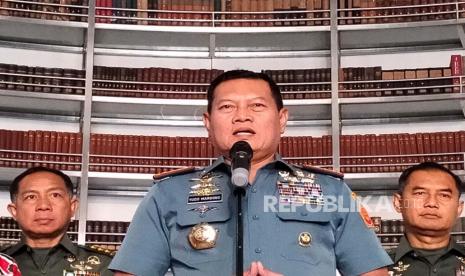 Panglima TNI Laksamana Yudo Margono memberikan keterangan pers.