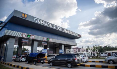 Kendaraan antre melintasi gerbang tol Prabumulih jalan tol Trans Sumatera (JTTS) ruas simpang Indralaya-Muara Enim di Prabumulih, Sumatra Selatan, Selasa (18/4/2023).