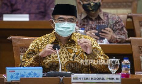 Menteri Koordinator Bidang Pembangunan Manusia dan Kebudayaan (Menko PMK) Muhadjir Effendy mengikuti rapat kerja dengan Komisi IX DPR di kompleks Parlemen, Jakarta, Kamis (11/6/2020). Rapat yang juga diikuti Menteri Kesehatan Terawan Agus Putranto membahas penanggulangan defisit dana jaminan sosial BPJS Kesehatan dan perbaikan tata kelola sistem layanan kesehatan