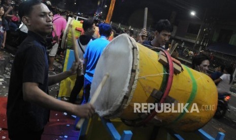 Warga memukul bedug saat malam takbiran 