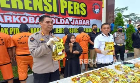 Direktorat Reserse Narkoba Polda Jabar merilis pengungkapan kasus peredaran narkotika seberat 24,1 kilogram sabu di Mapolda Jabar, Selasa (28/5/2024).  