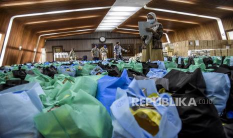 Petugas mendata paket bantuan sosial (bansos) di Gedung Serbaguna Balai Kota Bandung, Jalan Wastukencana, Kota Bandung, Jumat (1/10). Pemerintah Kota Bandung menyiapkan 2.000 paket makanan dan vitamin untuk penanggulangan anak stunting serta anak yatim piatu dan panti asuhan dengan sistem penyaluran melalui kecamatan masing-masing. Foto: Republika/Abdan Syakura