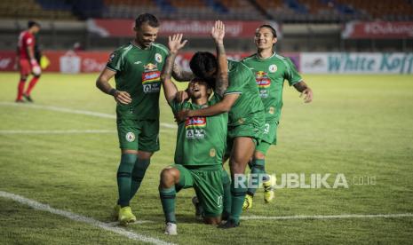 Tim pesepak Bola PSS Sleman melakukan selebrasi kemenangan usai mencetak gol ke gawang Persebaya Surabaya saat pertandingan sepak bola Group C Piala Menpora di Stadion Si Jalak Harupat, Kabupaten Bandung, Jawa Barat, Rabu (7/4/2021). PSS Sleman memenangi pertandingan melawan Persebaya Surabaya dengan skor 1-0. 