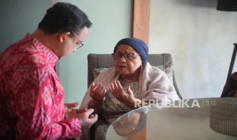 Anies Baswedan Pamit dengan Ibunya Aliyah Rasyid Baswedan sebelum Temui Ketua Umum PDI Perjuangan Megawati Sukarnoputri, Senin (26/8/2024)