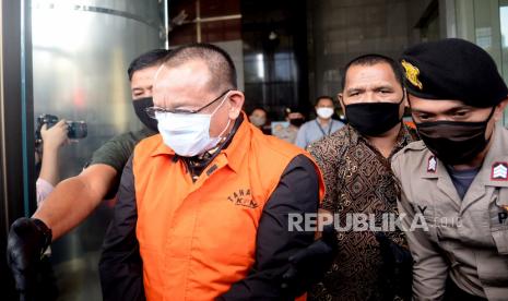 Tersangka kasus dugaan suap gratifikasi senilai Rp46 miliar, Nurhadi berjalan usai menjalani pemeriksaan di Gedung KPK, Jakarta, Selasa (2/6). KPK menangkap Nurhadi yang merupakan mantan Sekretaris Mahkamah Agung (MA) dan menantunya, Riezky Herbiyono di Simprug, Jakarta Selatan pada Senin (1/6) malam setelah buron sejak hampir empat bulan lalu