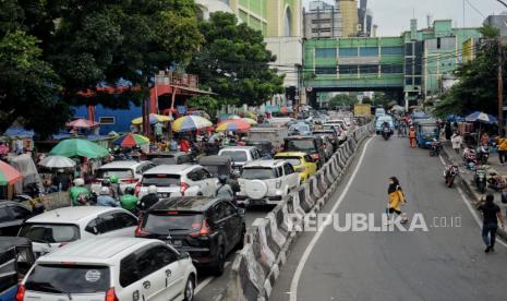 Kendaraan terjebak kemacetan di kawasan Pasar Tanah Abang, Jakarta, Jumat (3/12). Jelang libur Natal dan tahun Baru 2021  Pemerintah resmi menetapkan pemberlakuan pembatasan kegiatan masyarakat (PPKM) level 3 mulai berlaku di seluruh Indonesia dari tanggal 24 Desember 2021 hingga 2 Januari 2022 sebagai upaya meminimalisir mobilitas masyarakat saat libur Nataru dalam masa pandemi Covid-19. Republika/Thoudy Badai