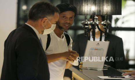 Mantan bintang sepak bola Brasil Ronaldinho tiba di sebuah hotel tempat ia akan ditahan di Asuncion, Paraguay, Selasa (7/4). Ronaldinho dan saudaranya Roberto De Assis Moreira menghabiskan sebulan di penjara dengan tuduhan memasuki Paraguay dengan paspor palsu