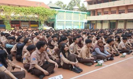 kpu-kota-tangerang-bekali-pelajar-sma-yuppentek-1-edukasi-demokrasi-dan-pemilu