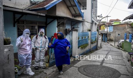 Relawan Satgas PPKM RW 10 bersama petugas Puskesmas Tamansari berjalan keluar usai memeriksa kesehatan pasien Covid-19 yang sedang menjalani isolasi mandiri (Isoman) di rumahnya di Jalan Kebon Bibit Selatan, Tamansari, Kota Bandung, beberapa waktu lalu. Pemprov Jabar meminta kepala daerah kembali mengaktifkan satgas Covid-19 tingkat RT RW.