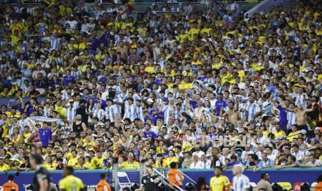 Para suporter Argentina bersorak dan berdiri dalam pertandingan antara Argentina dan Kolombia saat Final Copa America 2024 di Miami Gardens, Florida, AS, Ahad (14/7/2024). Timnas Argentina sukses menjadi juara Copa America 2024 usai menang 1-0 melawan Timnas Kolombia.