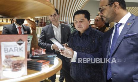 Menteri BUMN Erick Thohir (kedua kanan) mengamati produk yang ditawarkan pada Grand Opening Sarinah Duty Free di Jakarta, Rabu (1/2/2023). Erick Thohir mengatakan bahwa kehadiran gerai bebas bea Sarinah Duty Free yang turut menawarkan produk-produk buatan Usaha Mikro Kecil Menengah (UMKM) dalam negeri memiliki misi untuk dapat menebus ke pasar global. ANTARA FOTO/Dhemas Reviyanto/rwa.