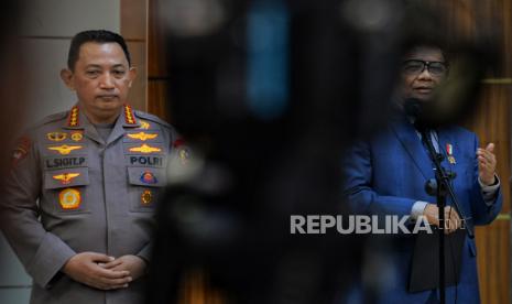 Menteri Koordinator Politik, Hukum, dan Keamanan (Menko Polhukam) Mahfud MD (kanan) bersama Kapolri Jenderal Listyo Sigit Prabowo (kiri) saat konferensi pers terkait perkembangan Liga 1 di Menko Polhukam, Jakarta, Senin (5/12/2022). Dalam konferensi pers tersebut, pemerintah bersama Polri resmi memberikan izin Liga 1 untuk kembali digelar dengan syarat tanpa dihadiri penonton dan dilaksanakan secara terpusat di Jawa Tengah dan DIY. Selain itu, pemerintah juga memastikan proses hukum terkait tragedi Kanjuruhan akan terus berjalan. 