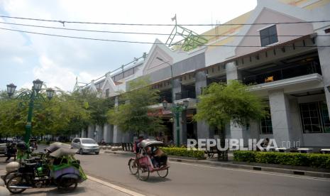 Becak motor menungggu penumpang di seberang Mal Malioboro, Yogyakarta.