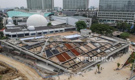 Suasana proyek revitalisasi Taman Ismail Marzuki (TIM) di Jakarta, Rabu (4/11). Progres pengerjaan proyek revitalisasi TIM tahap I yang meliputi Masjid Amir Hamzah, gedung parkir, pos damkar, perpustakaan dan wisma seni itu telah mencapai 40,86 persen dan ditargetkan rampung pada Juli 2021. Republika/Putra M. Akbar