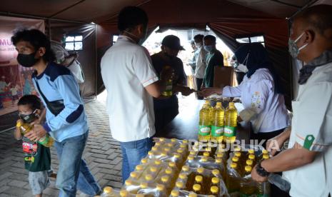 Warga antre saat operasi pasar minyak goreng murah yang digelar Dinas Perindustrian dan Perdagangan Jawa Barat. Pemerintah Kota (Pemkot) Bandung akan menggelar pasar murah di sejumlah kecamatan imbas kenaikan harga BBM subsidi. Kerja sama akan dilakukan bersama Bulog dan pihak swasta lain untuk memberikan layanan komoditas murah.