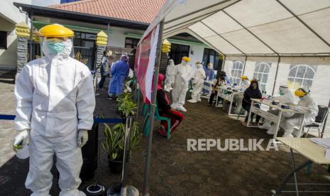 Petugas Kelompok Penyelenggara Pemungutan Suara(KPPS) menjalani tes cepat (Rapid Test) COVID-19 untuk Pilkada Kabupaten Bandung 2020 di Kantor Desa Dayeuhkolot, Kabupaten Bandung, Jawa Barat, Kamis (26/11/2020). Sebanyak 61.866 anggota KPPS serta Petugas Pengamanan Tempat Pemungutan Suara (PAM TPS) KPU Kabupaten Bandung mengikuti tes guna memastikan kesehatan dan pecegahan penularan COVID-19 saat pelaksaanaan Pemungutan suara Pemilu Bupati Kabupaten Bandung desember mendatang.