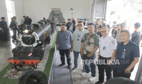 Miniatur Lokomotif Uap DD5208 atau Si Gombar, dipamerkan di Stasiun Garut, Kabupaten Garut, Sabtu (15/12/2023). 