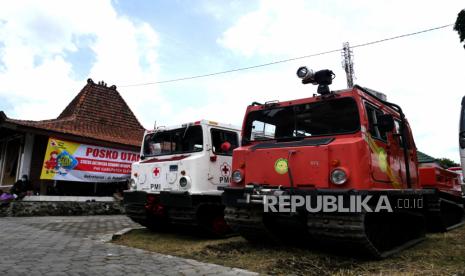 Kendaraan amfibi Hagglund disiagakan di Posko Utama PMI Pakem, Sleman, Yogyakarta, Rabu (11/11). Penyerahan kendaraan amfibi dan tangki ini saat gelar sarana dan prasarana siaga bencana erupsi Gunung Merapi. Kendaraan hagglund ini biasanya digunakan untuk evakuasi di medan sulit.