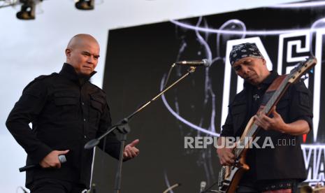 Personel kelompok musik Dewa 19 Ahmad Dhani (kiri) dan Yuke (kanan) tampil dalam Konser Pesta Rakyat Gemoy dan Santuy yang dihadiri Cawapres nomor urut 2 Gibran Rakabuming Raka di Denpasar, Bali, Selasa (9/1/2024). Dalam konser tersebut Gibran Rakabuming Raka meminta masyarakat khususnya para generasi muda untuk tetap menjaga kerukunan dan persatuan meskipun berbeda pilihan dalam Pemilu 2024. 