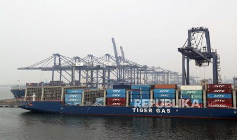  Kapal kargo memuat peti kemas di The Jakarta Container Terminal International di Pelabuhan Tanjung Priok, Jakarta, 31 Agustus 2022. Indonesia telah mengkonfirmasi keanggotaannya dalam Kemitraan Ekonomi Komprehensif Regional (RCEP) setelah parlemen negara itu meratifikasi RUU yang memungkinkan perjanjian perdagangan regional untuk diimplementasikan.