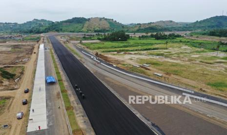 Foto udara pembangunan lintasan sirkuit pada proyek Mandalika International Street Circuit di Kawasan Ekonomi Khusus (KEK) Mandalika, Pujut, Praya, Lombok Tengah, Nusa Tenggara Barat, Selasa (6/4/2021). Pembangunan sirkuit itu ditargetkan selesai pada pertengahan tahun 2021.