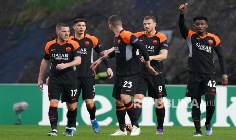  Para pemain Roma merayakan kemenangan setelah unggul 1-0 atas Sporting de Braga dalam pertandingan sepak bola UEFA Europa League yang digelar di Braga Municipal Stadium, Braga, Portugal, 18 Februari 2021.