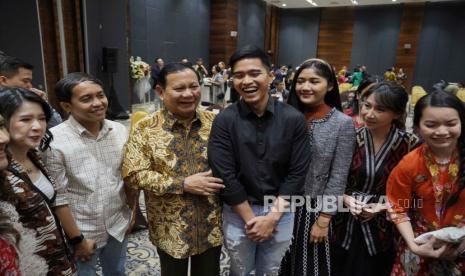 Menteri Pertahanan Prabowo Subianto dan Ketua Umum PSI Kaesang Pangarep ketika menghadiri perayaan hari ulang tahun (HUT) ke-76 Menteri Koordinator Bidang Kemaritiman dan Investasi (Menko Marves) Luhut Binsar Pandjaitan di Sopo Del Tower, Kuningan, Jakarta Selatan, Kamis (28/9) malam. 