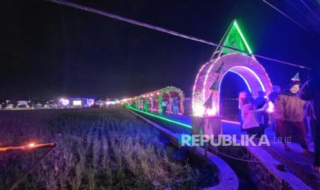 Suasana di lorong Kawasan Wisata Tematik (Katasik) Al Fattah, Kampung Situbeet, Kelurahan Cipari, Kecamatan Mangkubumi, Kota Tasikmalaya, Jawa Barat, Rabu (1/11/2023) malam. 